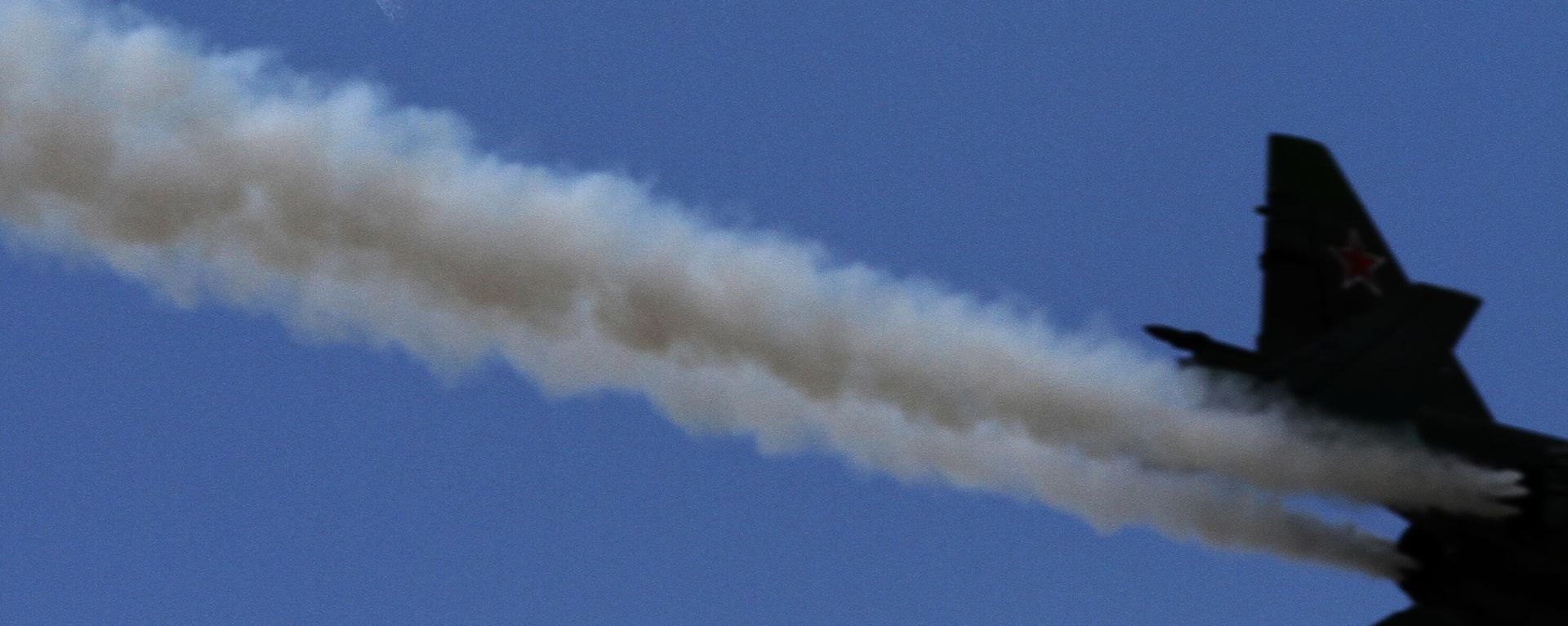 Caça sobrevoa céu em ensaio aéreo - Sputnik Brasil, 1920, 13.09.2026