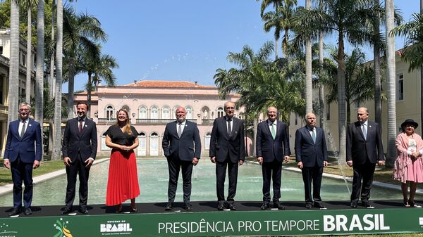 Líderes das delegações posam para foto após a assinatura do acordo Mercosul-EFTA, no Rio de Janeiro. Brasil, 16 de setembro de 2025 - Sputnik Brasil