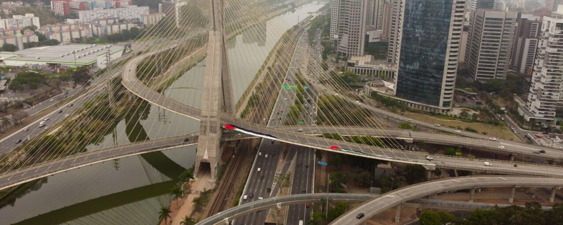 Bandeira da Palestina pode ser vista à distância em ponte que é cartão postal de São Paulo. - Sputnik Brasil, 1920, 16.09.2025