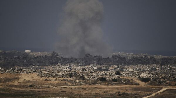 Fumaça é vista após ataque militar israelense na Faixa de Gaza em meados de setembro de 2025 - Sputnik Brasil