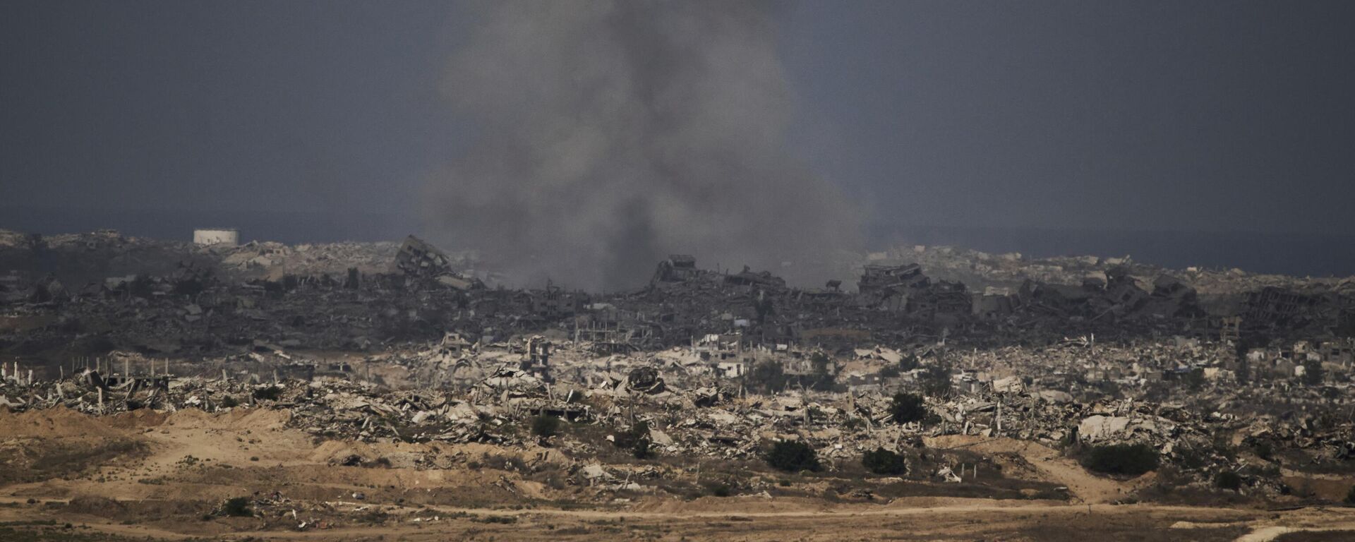 Fumaça é vista após ataque militar israelense na Faixa de Gaza em meados de setembro de 2025 - Sputnik Brasil, 1920, 29.10.2025