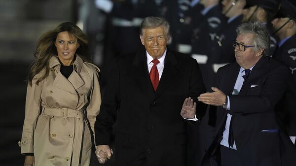 O presidente Donald Trump e a primeira-dama Melania Trump chegam ao Aeroporto de Stansted, perto de Londres, 16 de setembro de 2025 O presidente Donald Trump e a primeira-dama Melania Trump chegam ao Aeroporto de Stansted, perto de Londres, 16 de setembro de 2025 - Sputnik Brasil