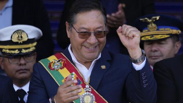 O presidente boliviano Luis Arce gesticula para apoiadores do lado de fora do palácio do governo, onde faz um discurso em comemoração ao seu quinto ano de governo, La Paz, Bolívia, 8 de novembro de 2024 - Sputnik Brasil