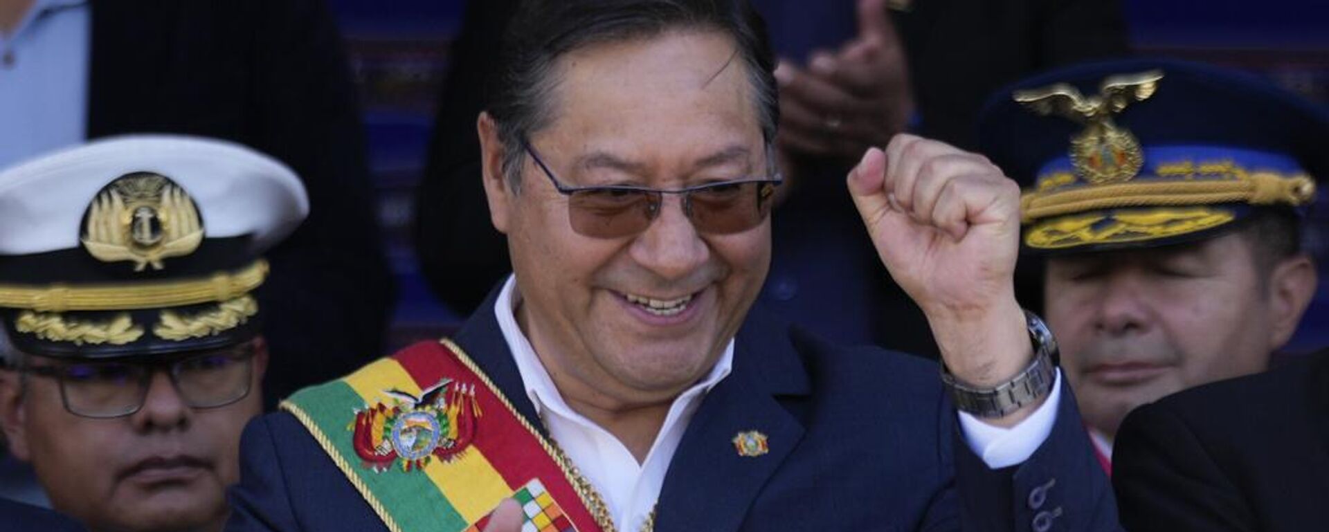 O presidente boliviano Luis Arce gesticula para apoiadores do lado de fora do palácio do governo, onde faz um discurso em comemoração ao seu quinto ano de governo, La Paz, Bolívia, 8 de novembro de 2024 - Sputnik Brasil, 1920, 17.09.2025