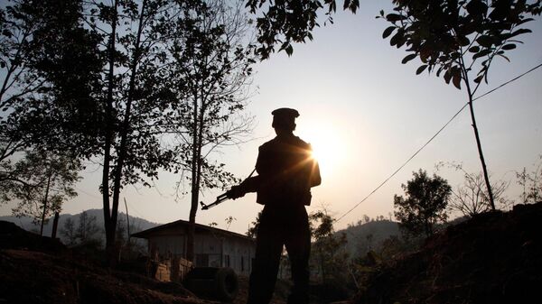 Soldado de grupo rebelde se posiciona em um posto avançado no estado de Kachin. Mianmar, 20 de março de 2018 - Sputnik Brasil