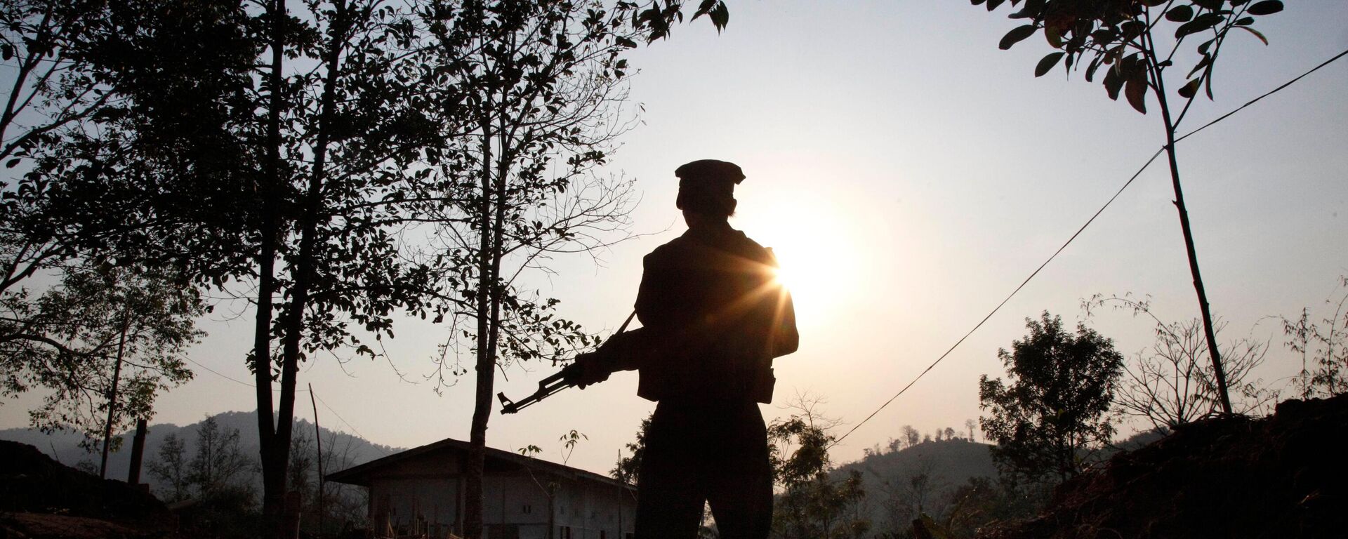 Soldado de grupo rebelde se posiciona em um posto avançado no estado de Kachin. Mianmar, 20 de março de 2018 - Sputnik Brasil, 1920, 17.09.2025