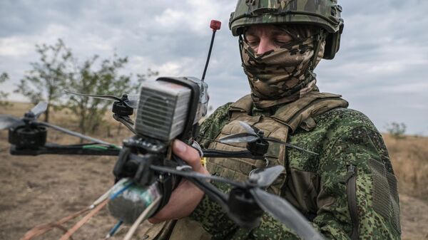 Um operador de drone militar russo na zona da operação russa na Ucrânia. - Sputnik Brasil