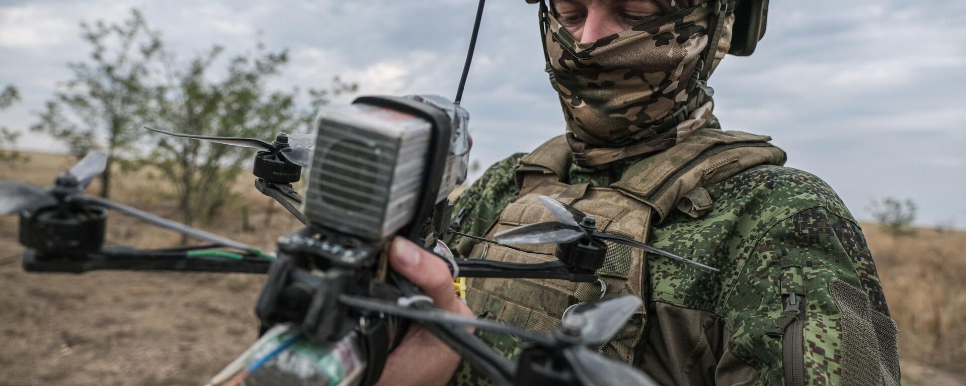 Um operador de drone militar russo na zona da operação russa na Ucrânia. - Sputnik Brasil, 1920, 02.10.2025
