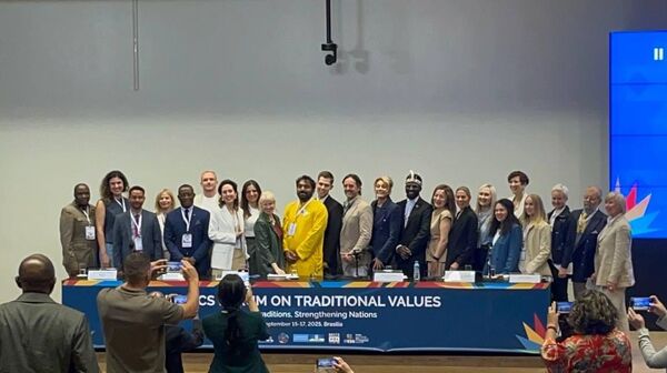 Representantes do II Fórum BRICS de Valores Tradicionais posam para foto, em Brasília. Brasil, 17 de setembro de 2025 - Sputnik Brasil