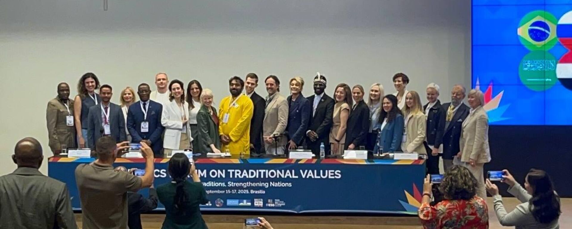 Representantes do II Fórum BRICS de Valores Tradicionais posam para foto, em Brasília. Brasil, 17 de setembro de 2025 - Sputnik Brasil, 1920, 17.09.2025