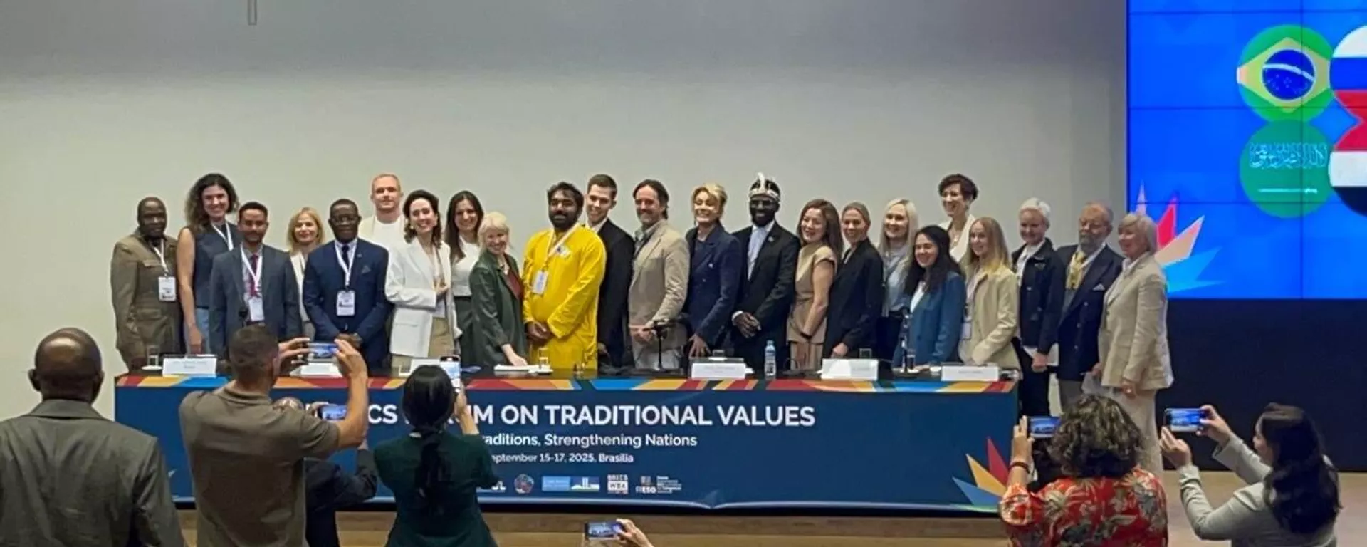 Representantes do II Fórum BRICS de Valores Tradicionais posam para foto, em Brasília. Brasil, 17 de setembro de 2025 - Sputnik Brasil, 1920, 17.09.2025