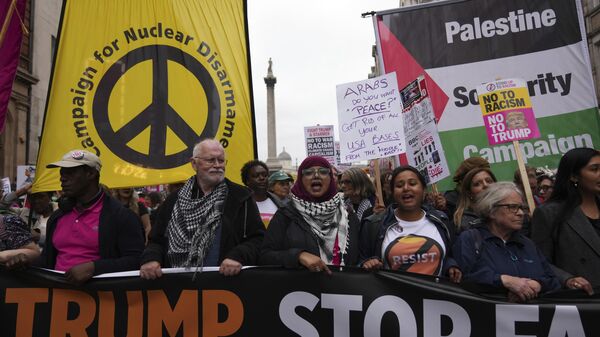 Manifestantes marcham durante protesto do grupo Stop Trump Coalition contra a visita de Estado do presidente Donald Trump a Londres. Reino Unido, 17 de setembro de 2025 - Sputnik Brasil