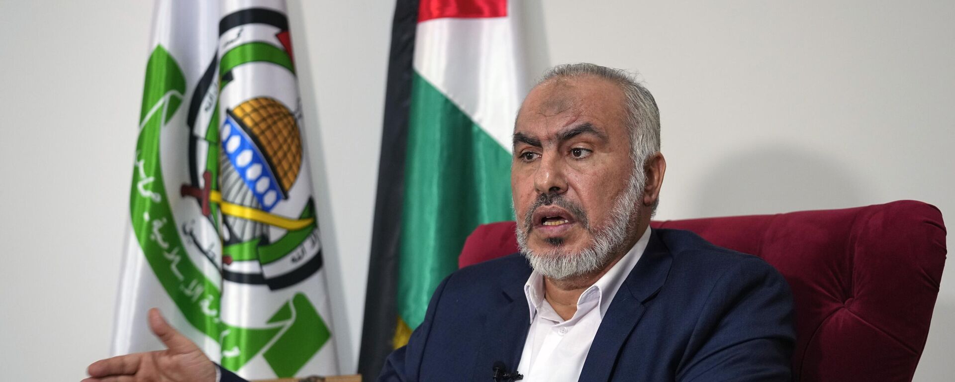 Ghazi Hamad, membro do gabinete político decisório do Hamas, fala durante uma entrevista em outubro de 2023 - Sputnik Brasil, 1920, 17.09.2025