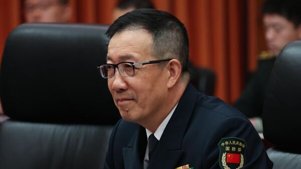 O ministro da Defesa chinês, almirante Dong Jun, em encontro oficial em Pequim, na China - Sputnik Brasil
