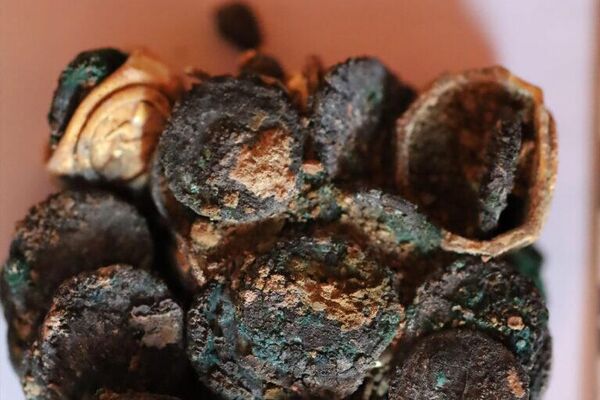 Arqueólogos descobriram um notável tesouro romano, composto por mais de 40 moedas e joias requintadas feitas de metais preciosos - Sputnik Brasil