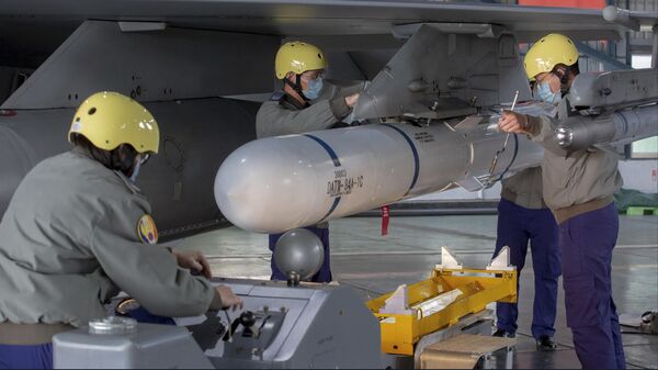 Nesta foto divulgada pelo Escritório Presidencial de Taiwan, a equipe de solo fixa um míssil à asa de um caça F-16 em uma base da Força Aérea durante uma visita da presidente taiwanesa Tsai Ing-wen, em uma base militar em Chiayi, no sudoeste de Taiwan, na sexta-feira, 6 de janeiro de 2023. - Sputnik Brasil