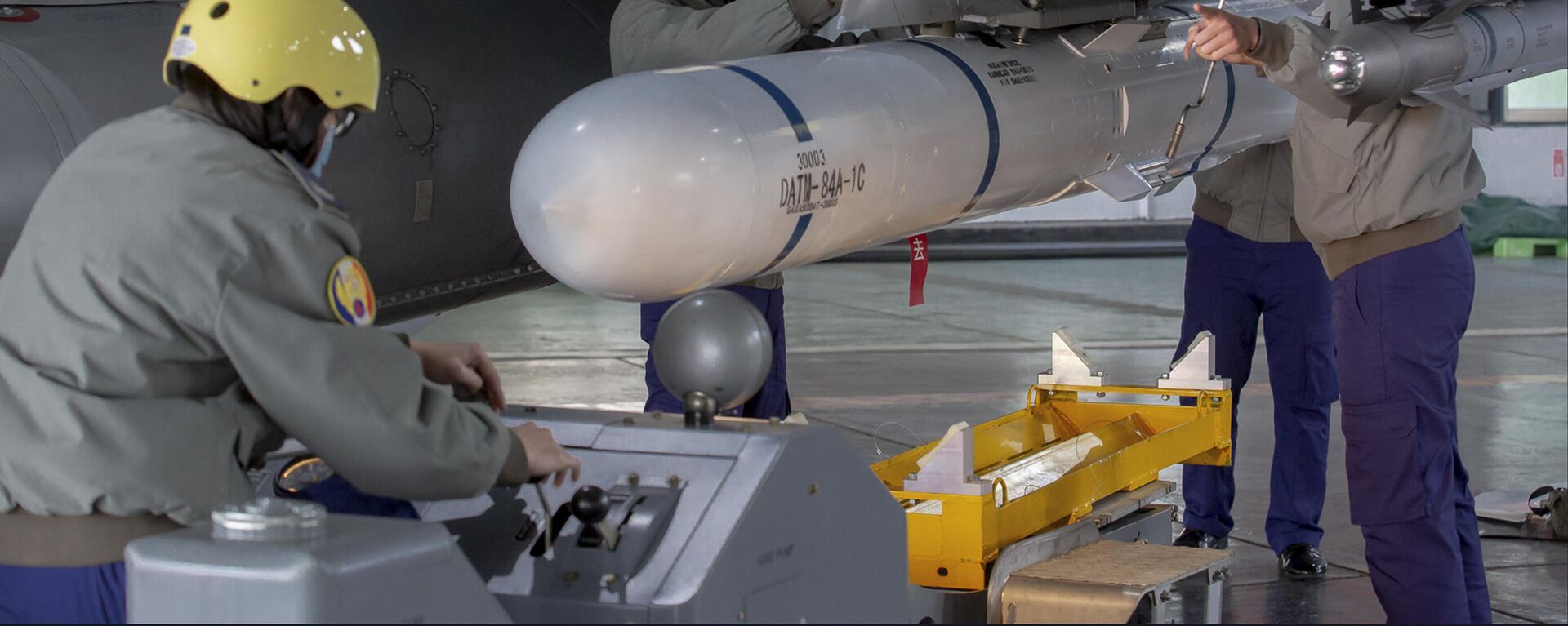 Nesta foto divulgada pelo Escritório Presidencial de Taiwan, a equipe de solo fixa um míssil à asa de um caça F-16 em uma base da Força Aérea durante uma visita da presidente taiwanesa Tsai Ing-wen, em uma base militar em Chiayi, no sudoeste de Taiwan, na sexta-feira, 6 de janeiro de 2023. - Sputnik Brasil, 1920, 18.09.2025
