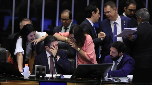 Deputados se dirigem à Mesa Diretora da Câmara durante votação da PEC da Blindagem. Brasília (DF), 17 de setembro de 2025 - Sputnik Brasil