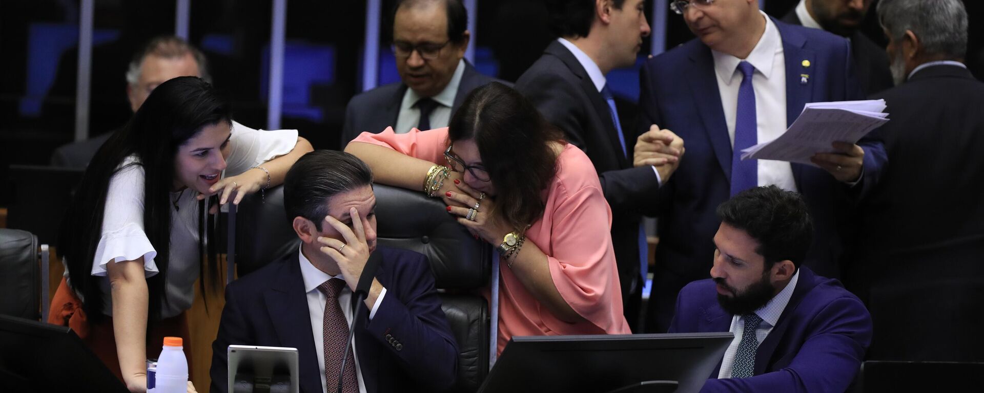 Deputados se dirigem à Mesa Diretora da Câmara durante votação da PEC da Blindagem. Brasília (DF), 17 de setembro de 2025 - Sputnik Brasil, 1920, 18.09.2025