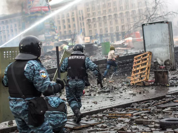 Policiais durante confrontos com manifestantes na Praça da Independência em Kiev Policiais durante confrontos com manifestantes na Praça da Independência em Kiev - Sputnik Brasil