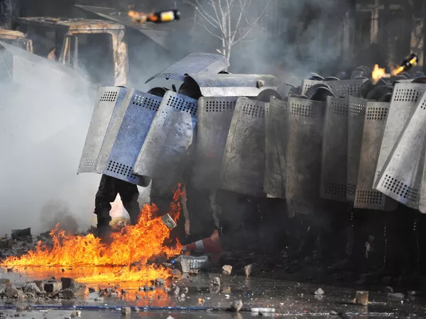 Policiais durante confrontos com manifestantes na Praça da Independência em Kiev Policiais durante confrontos com manifestantes na Praça da Independência em Kiev - Sputnik Brasil