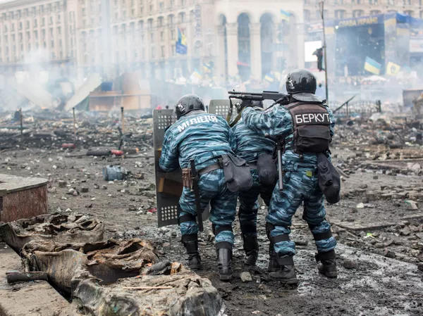 Policiais são vistos na Praça Maidan, em Kiev, onde começaram os confrontos entre manifestantes e a polícia. Policiais são vistos na Praça Maidan, em Kiev, onde começaram os confrontos entre manifestantes e a polícia. - Sputnik Brasil