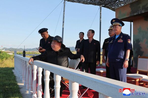 Kim Jong-un acompanha testes de armamentos não tripulados norte-coreanos - Sputnik Brasil