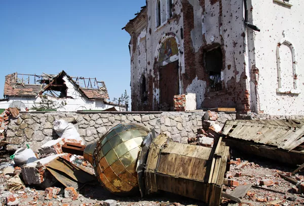 Mosteiro feminino de Santa Iveron (à direita) e a igreja de Santa Olga, princesa igual aos apóstolos (à esquerda), destruídos durante as hostilidades em Donetsk. Mosteiro feminino de Santa Iveron (à direita) e a igreja de Santa Olga, princesa igual aos apóstolos (à esquerda), destruídos durante as hostilidades em Donetsk. - Sputnik Brasil