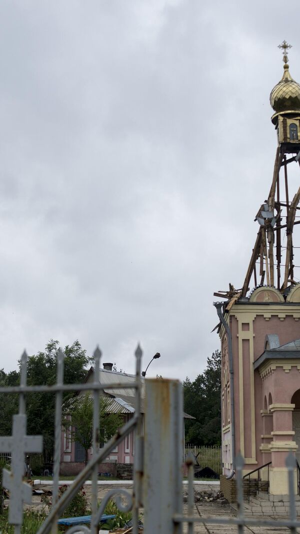 Igreja destruída após bombardeio aéreo na cidade de Krasnodon. Igreja destruída após bombardeio aéreo na cidade de Krasnodon. - Sputnik Brasil