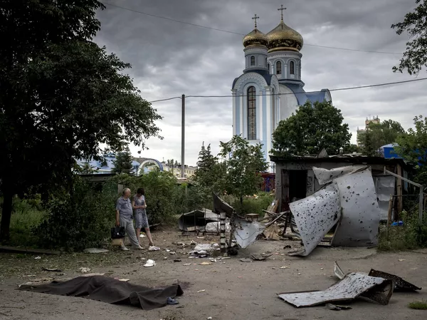 Moradores de Lugansk após bombardeio da cidade Moradores de Lugansk após bombardeio da cidade - Sputnik Brasil