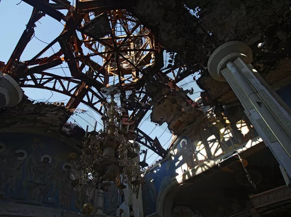Cúpula e teto destruídos do templo em honra à Ícone da Mãe de Deus de Iverskaya do Mosteiro Iverskaya feminino de Donetsk, localizado perto do aeroporto da cidade de Donetsk, destruído durante os combates no Sudeste da Ucrânia. Cúpula e teto destruídos do templo em honra à Ícone da Mãe de Deus de Iverskaya do Mosteiro Iverskaya feminino de Donetsk, localizado perto do aeroporto da cidade de Donetsk, destruído durante os combates no Sudeste da Ucrânia. - Sputnik Brasil
