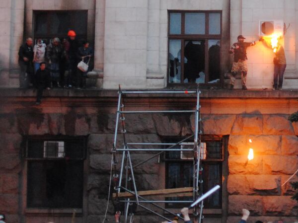 As pessoas saíram para o parapeito durante o incêndio na Casa dos Sindicatos em Odessa. À direita: o rosto e o cabelo da moça foram atingidos por um trapo ensopado numa mistura inflamável de uma garrafa de "coquetel Molotov" jogada. As pessoas saíram para o parapeito durante o incêndio na Casa dos Sindicatos em Odessa. À direita: o rosto e o cabelo da moça foram atingidos por um trapo ensopado numa mistura inflamável de uma garrafa de "coquetel Molotov" jogada. - Sputnik Brasil