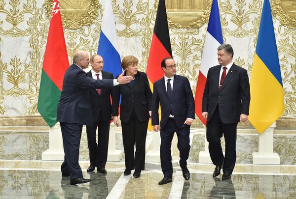 Presidente da Belarus Aleksandr Lukashenko, seu homólogo russo Vladimir Putin, ex-chanceler alemã Angela Merkel, ex-presidente francês François Hollande e ex-presidente ucraniano Pyotr Poroshenko em 11 de fevereiro de 2015 durante uma reunião destinada a pôr fim a dez meses de combates na Ucrânia. Presidente da Belarus Aleksandr Lukashenko, seu homólogo russo Vladimir Putin, ex-chanceler alemã Angela Merkel, ex-presidente francês François Hollande e ex-presidente ucraniano Pyotr Poroshenko em 11 de fevereiro de 2015 durante uma reunião destinada a pôr fim a dez meses de combates na Ucrânia. - Sputnik Brasil