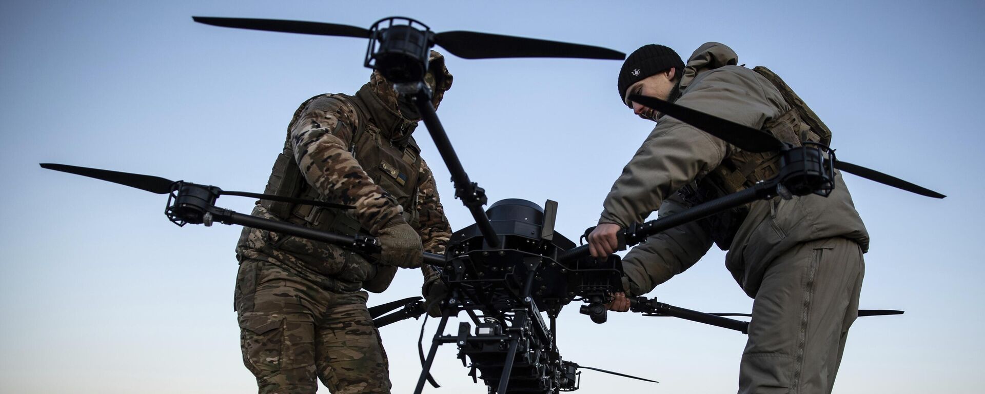 Militares ucranianos se preparam para lançar drone - Sputnik Brasil, 1920, 31.03.2026