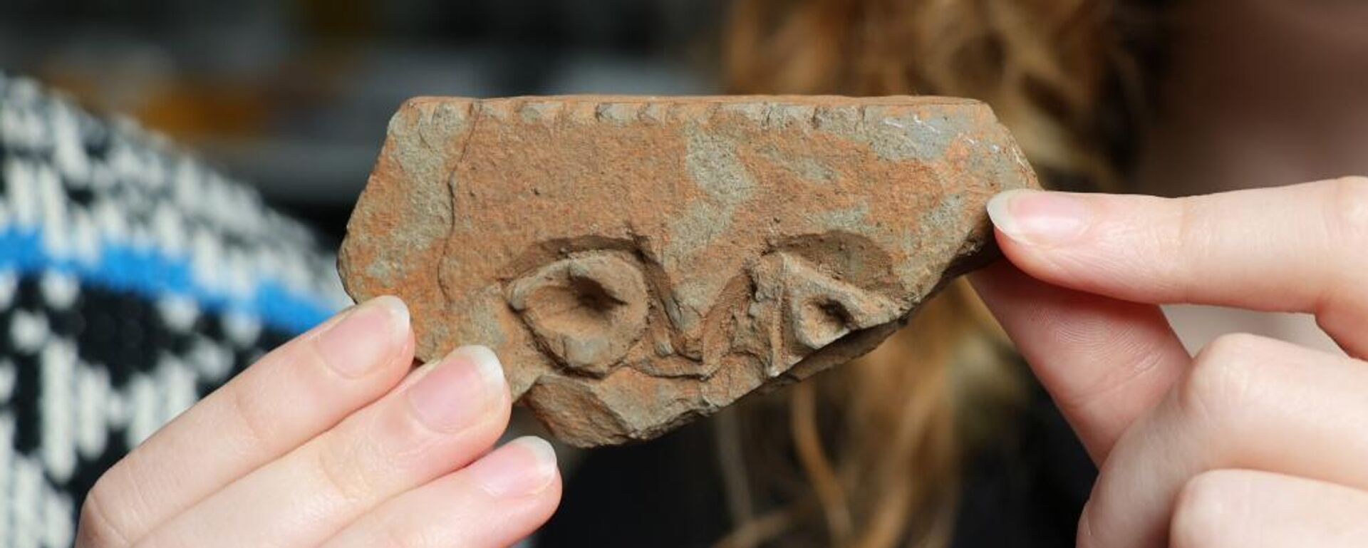 Estudante descobre pedra esculpida de 1.500 anos que pode revelar rosto dos Pictos na Escócia - Sputnik Brasil, 1920, 19.09.2025