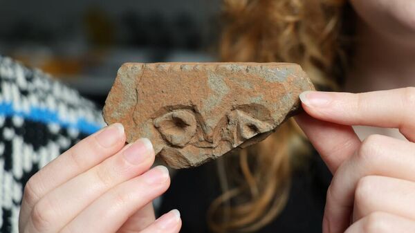 Estudante descobre pedra esculpida de 1.500 anos que pode revelar rosto dos Pictos na Escócia - Sputnik Brasil