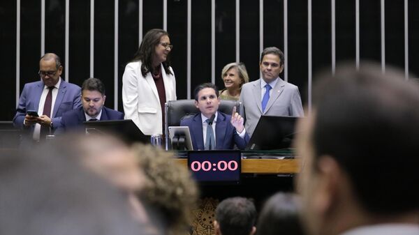 Deputados federais passaram a noite de 16 de setembro de 2025 votando a PEC das Prerrogativas, apelidada de PEC da Blindagem - Sputnik Brasil