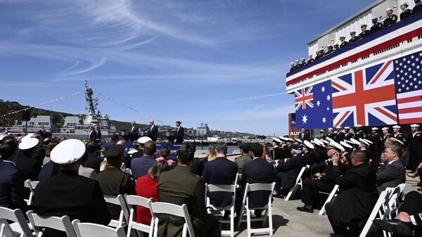O presidente dos EUA, Joe Biden (C), fala enquanto o primeiro-ministro australiano Anthony Albanese (E), e o primeiro-ministro britânico Rishi Sunak ouvem na Base Naval de Point Loma em San Diego, enquanto revelam o AUKUS, um pacto de segurança trilateral entre Austrália, Reino Unido e Estados Unidos, 13 de março de 2023 - Sputnik Brasil