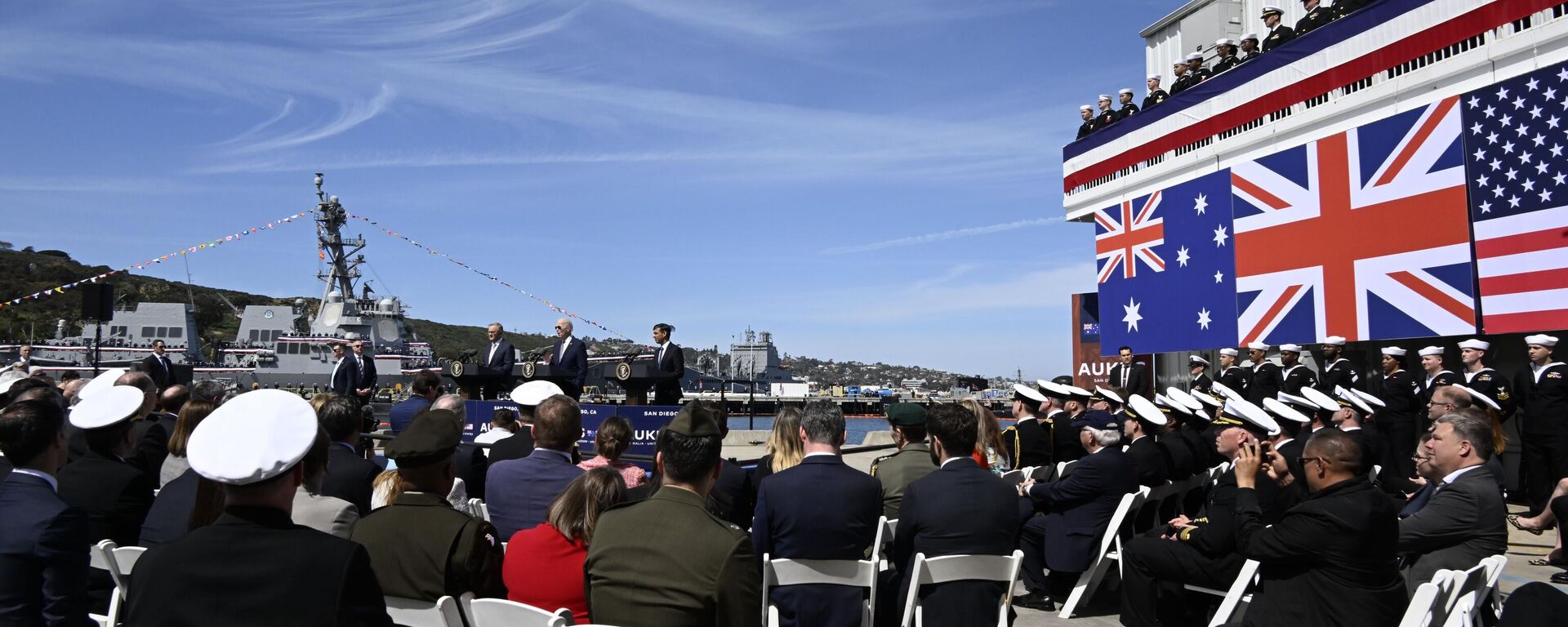 O presidente dos EUA, Joe Biden (C), fala enquanto o primeiro-ministro australiano Anthony Albanese (E), e o primeiro-ministro britânico Rishi Sunak ouvem na Base Naval de Point Loma em San Diego, enquanto revelam o AUKUS, um pacto de segurança trilateral entre Austrália, Reino Unido e Estados Unidos, 13 de março de 2023 - Sputnik Brasil, 1920, 20.09.2025
