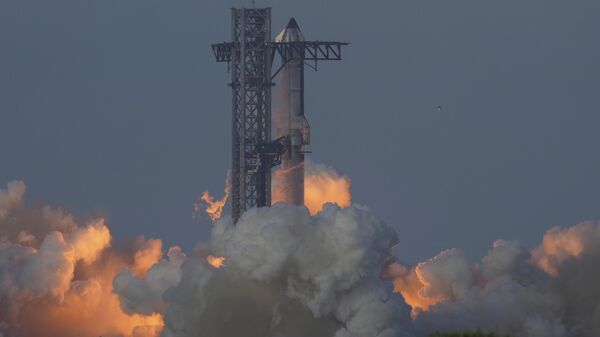 O mega foguete Starship da SpaceX é lançado durante um voo de teste da Starbase, Texas. - Sputnik Brasil