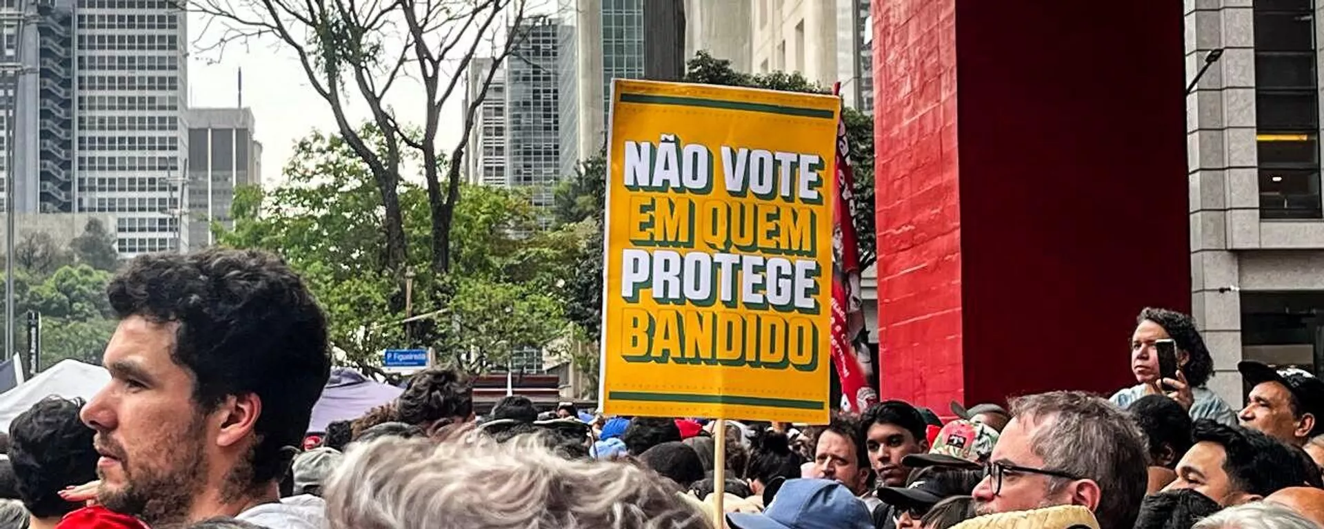 Manifestações na avenida Paulista, em São Paulo (SP), contra Propostas de Emenda à Constituição (PECs) que tramitam no Congresso Nacional - Sputnik Brasil, 1920, 17.10.2025