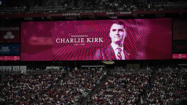 Foto de Charlie Kirk é vista em uma tela grande durante uma homenagem no estádio State Farm, em Glendale. Arizona, 21 de setembro de 2025 - Sputnik Brasil