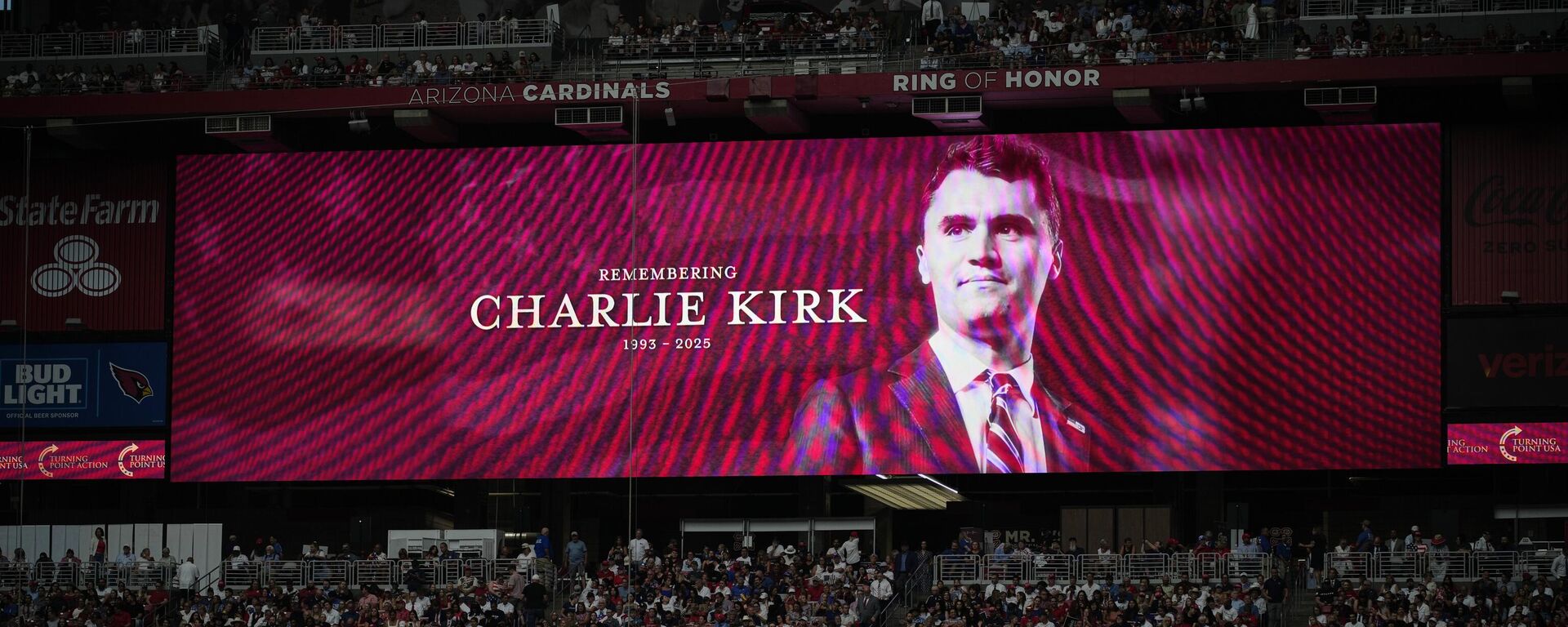 Foto de Charlie Kirk é vista em uma tela grande durante uma homenagem no estádio State Farm, em Glendale. Arizona, 21 de setembro de 2025 - Sputnik Brasil, 1920, 21.09.2025