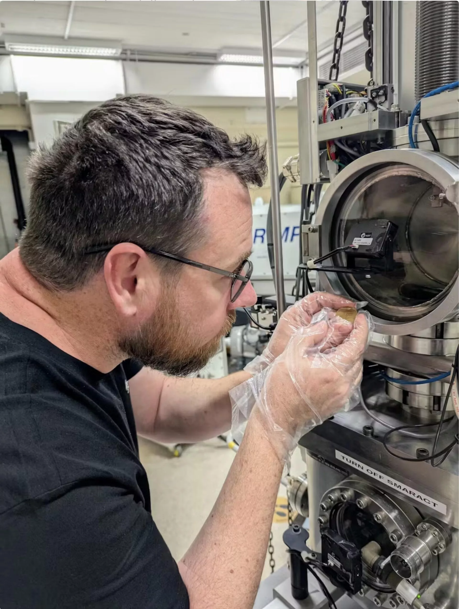 Chris Kirkland usando uma microsonda iônica para datar grãos de minerais de zircão - Sputnik Brasil, 1920, 22.09.2025