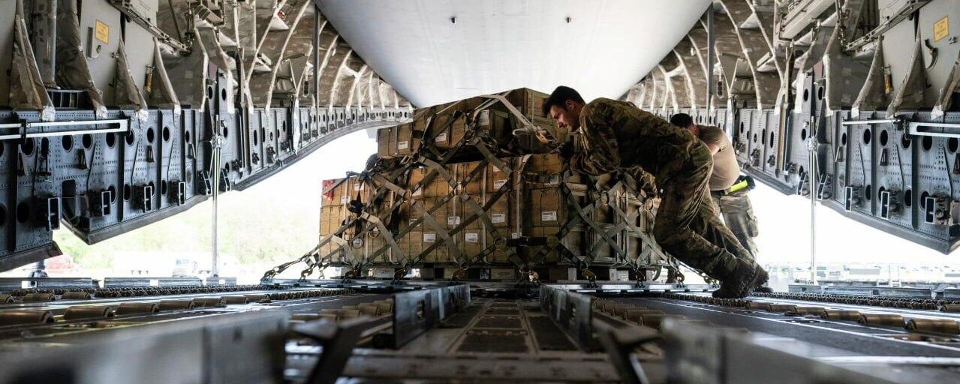 🪖 Azerbaijão envia armas à Ucrânia via Sudão em rota secreta com apoio de países da OTAN, diz mídia - Sputnik Brasil, 1920, 23.12.2025