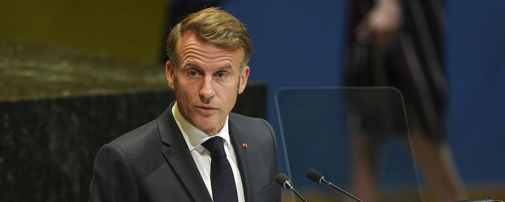 O presidente da França, Emmanuel Macron, discursa durante reunião de alto nível nas Nações Unidas com o objetivo de angariar apoio para a solução de dois Estados no conflito israelo-palestino, em setembro de 2025 - Sputnik Brasil, 1920, 22.09.2025