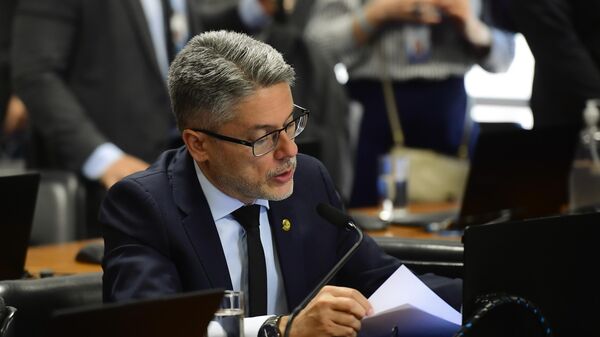 O senador Alessandro Vieira (MDB-SE) em reunião deliberativa na Comissão de Constituição, Justiça e Cidadania da Casa, em setembro de 2025 - Sputnik Brasil