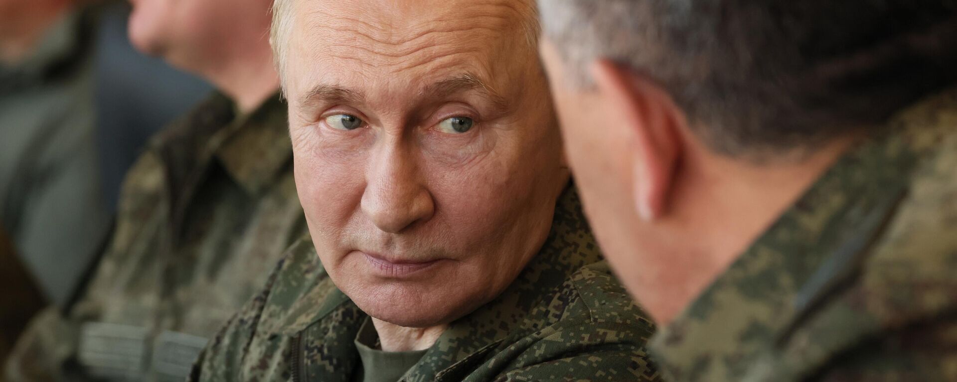 O presidente da Rússia, Vladimir Putin, no posto de comando durante o exercício estratégico conjunto russo-bielorrusso Zapad-2025 na região de Nizhny Novgorod, em setembro de 2025 - Sputnik Brasil, 1920, 23.09.2025