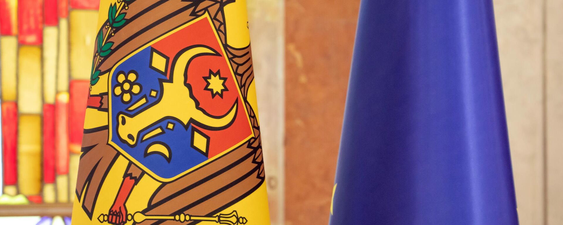 Bandeiras da União Europeia (UE) e Moldávia. - Sputnik Brasil, 1920, 23.09.2025