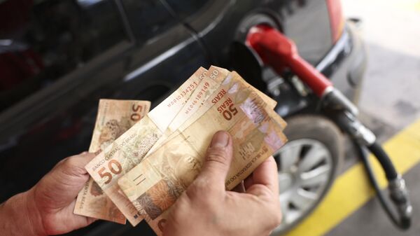 Consumidores fazem fila em posto de combustíveis em meio às promoções do Dia Livre de Impostos, em Brasília (DF), em 6 de junho de 2024 - Sputnik Brasil